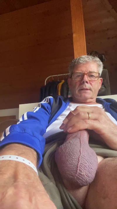 oldiehot1957 live from Germany